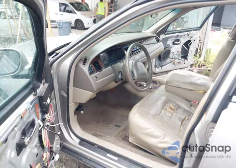 1999 Lincoln Town Car Executive z USA, uszkodzony, nr VIN 1LNHM81W1XY638614